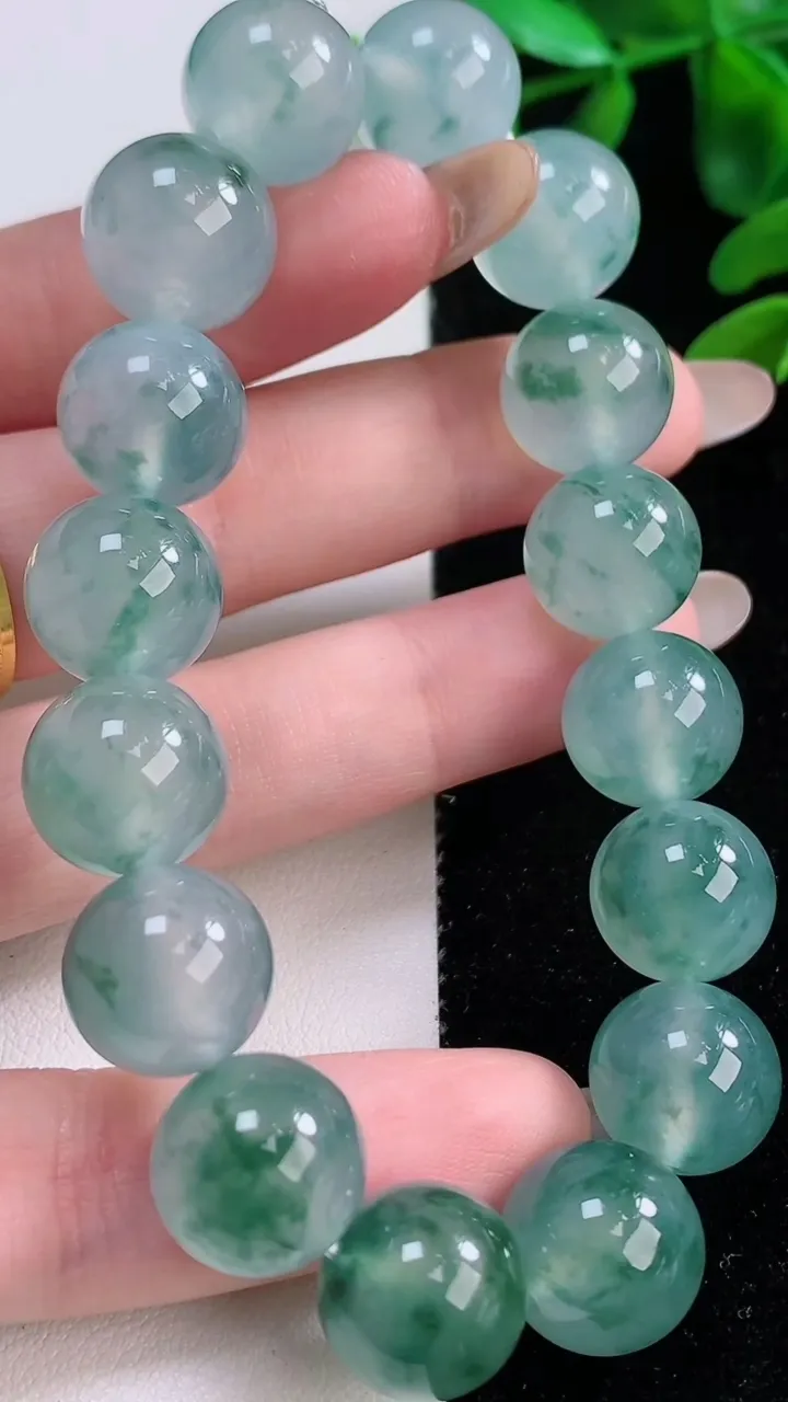 天然A货翡翠种飘花圆珠手串，尺寸12.5-16颗，重量:58.80g11月20日
工厂直销收藏佳品,种好水足，色泽均匀，有种有色，上手高大气！
