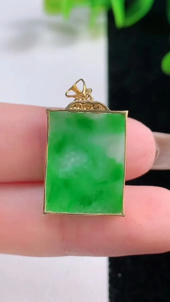 天然A货翡翠无事牌吊坠，尺寸19.2-14.5-4.5，重量:2.25g
11月20日