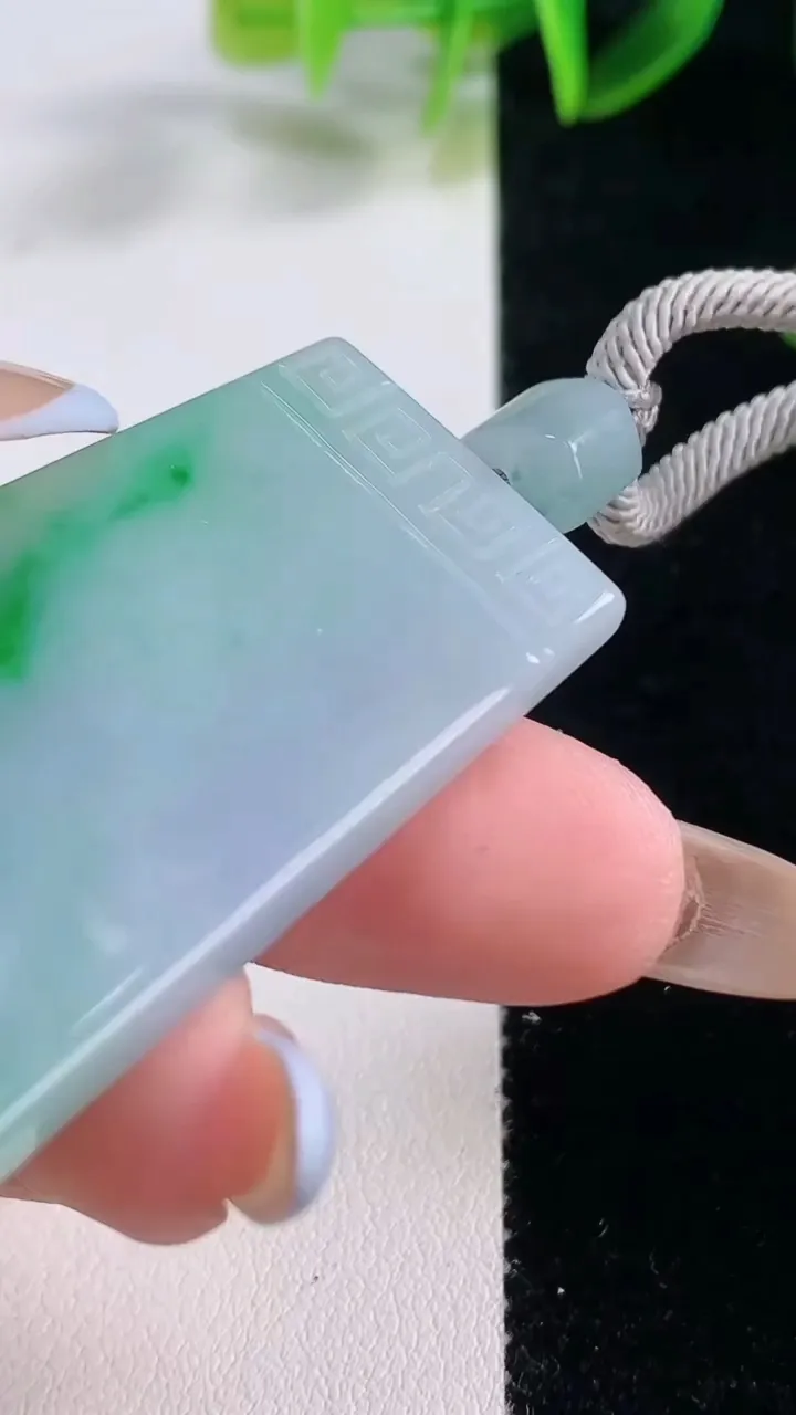 天然A货翡翠仿古无事牌吊坠，尺寸54-29.3-5.3，重量:27.66g
11月20日