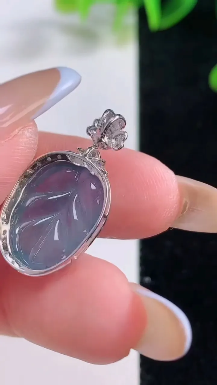 天然A货翡翠18K金紫罗兰金枝玉叶 叶子吊坠，尺寸25.4-13.7-5.9，裸石15.7-11.7重量:2.57g
11月20日