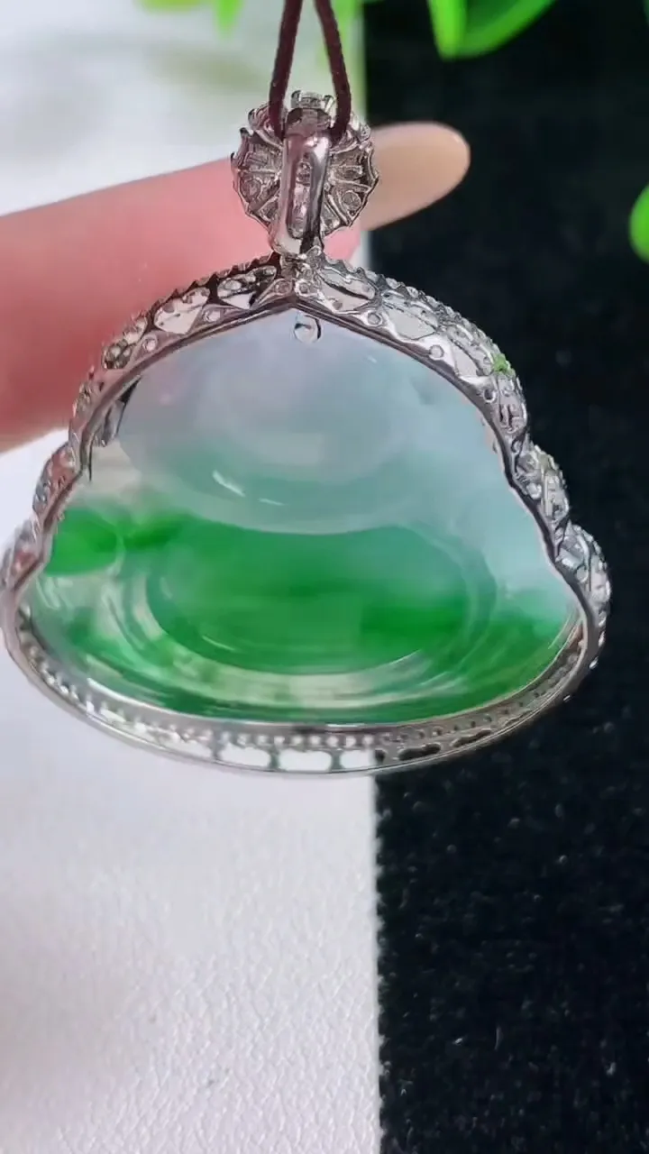 天然A货翡翠佛公吊坠，尺寸42.2-35-11.4，裸石29-32.4重量:12.60g
11月20日