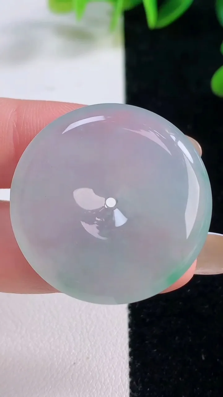 天然A货翡翠平安扣吊坠，尺寸32.3-5.6，重量:12.63g
11月20日