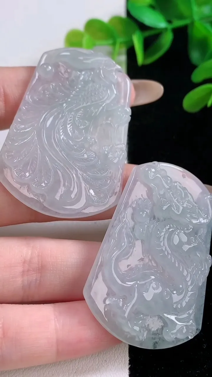 天然A货翡翠龙凤呈祥吊坠一对，尺寸47-33.4-6.2，重量:36.79g
11月20日