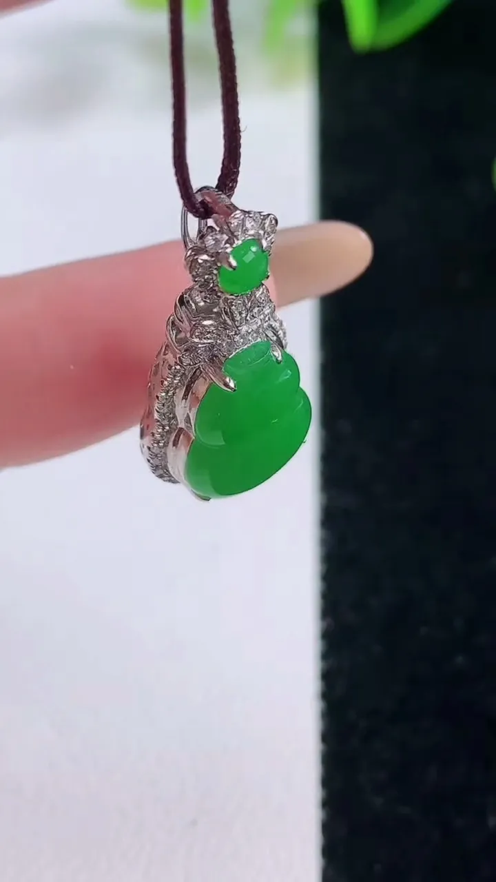 天然A货翡翠葫芦吊坠，尺寸24.8-12-7.4，裸石13.3-9.4重量:2.63g
11月20日