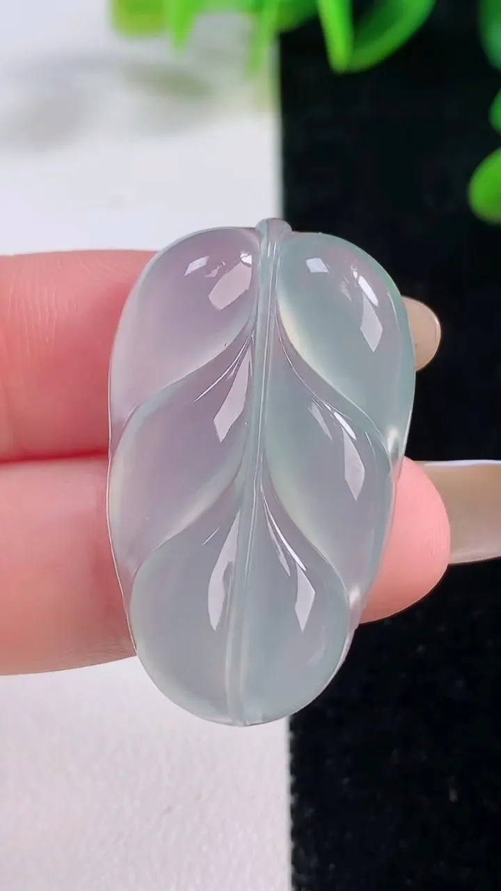 天然A货翡翠金枝玉叶 叶子吊坠，尺寸35-21.4-5.6，重量:8.22g
11月20日