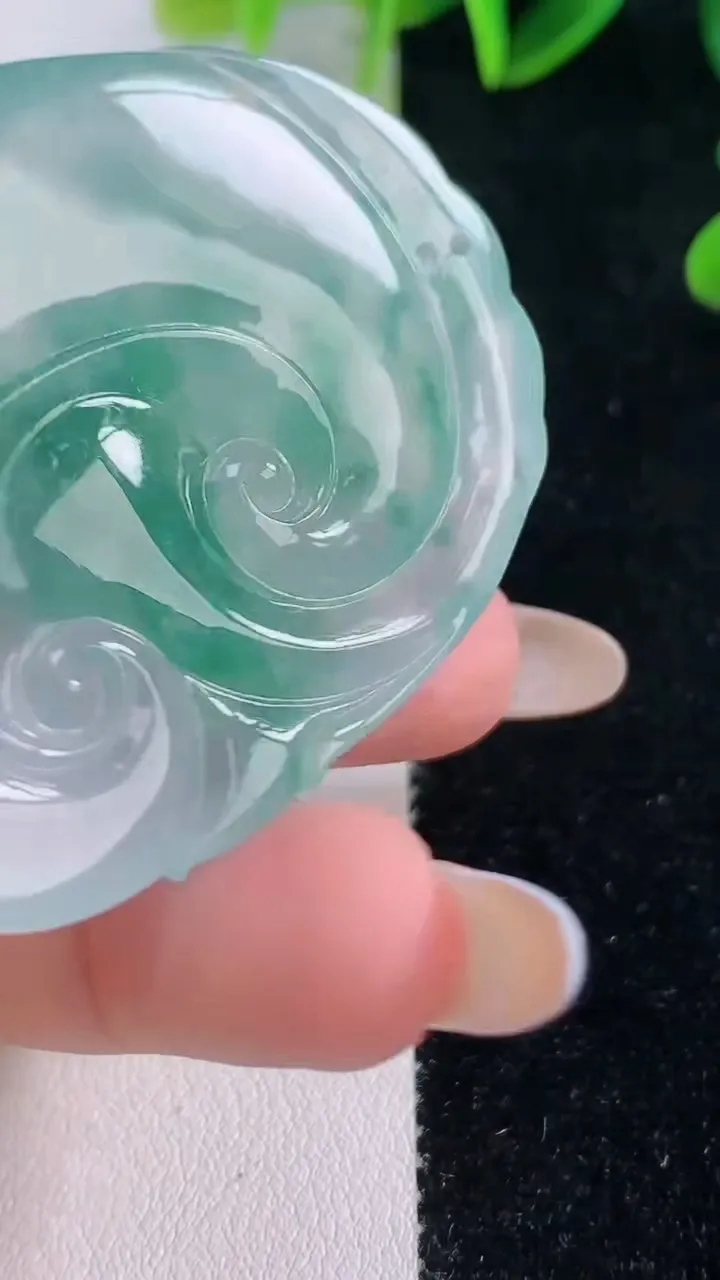 天然A货翡翠种飘花如意吊坠，尺寸56.5-41.4-8，重量:39.66g
11月20日