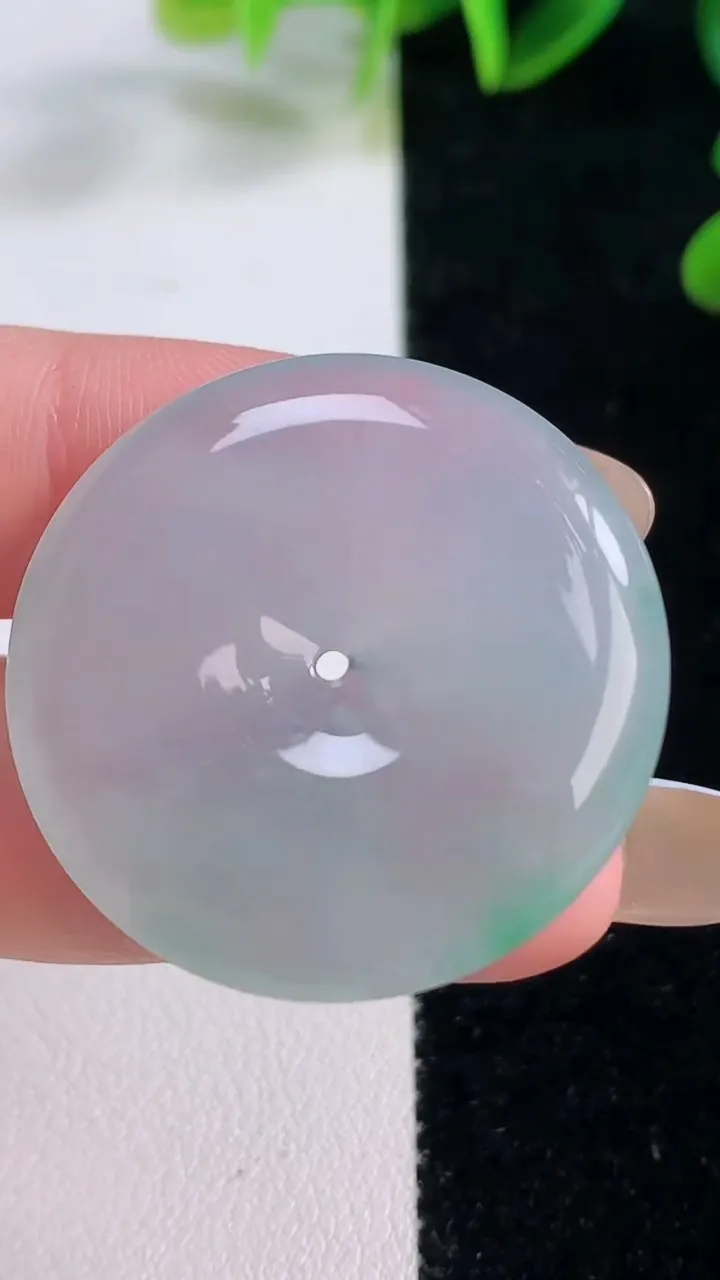 天然A货翡翠平安扣吊坠，尺寸32.3-5.6，重量:12.63g
11月20日