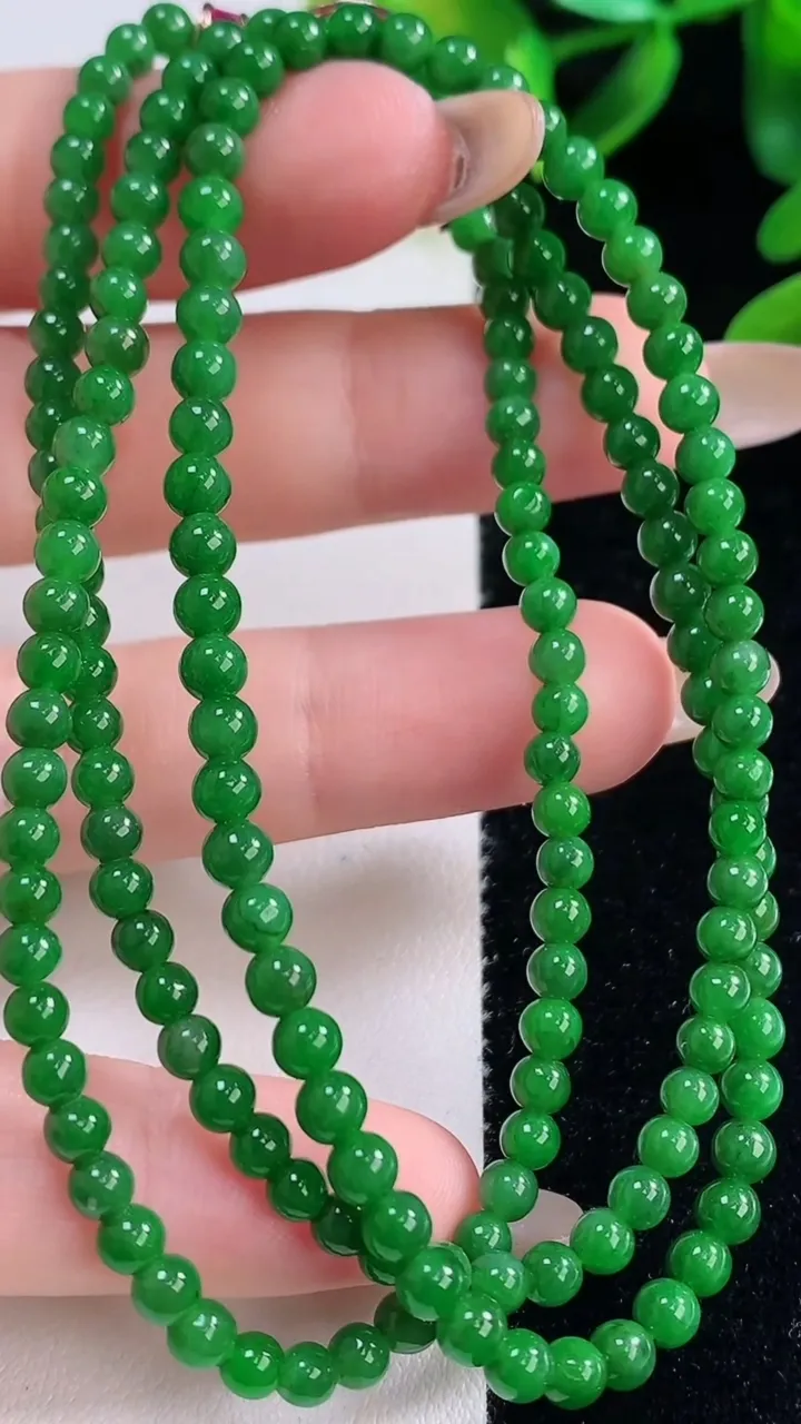 天然A货翡翠小米珠项链，尺寸3.7-166颗，重量:16.57g11月20日
工厂直销收藏佳品,种好水足，色泽均匀，有种有色，上手高大气！