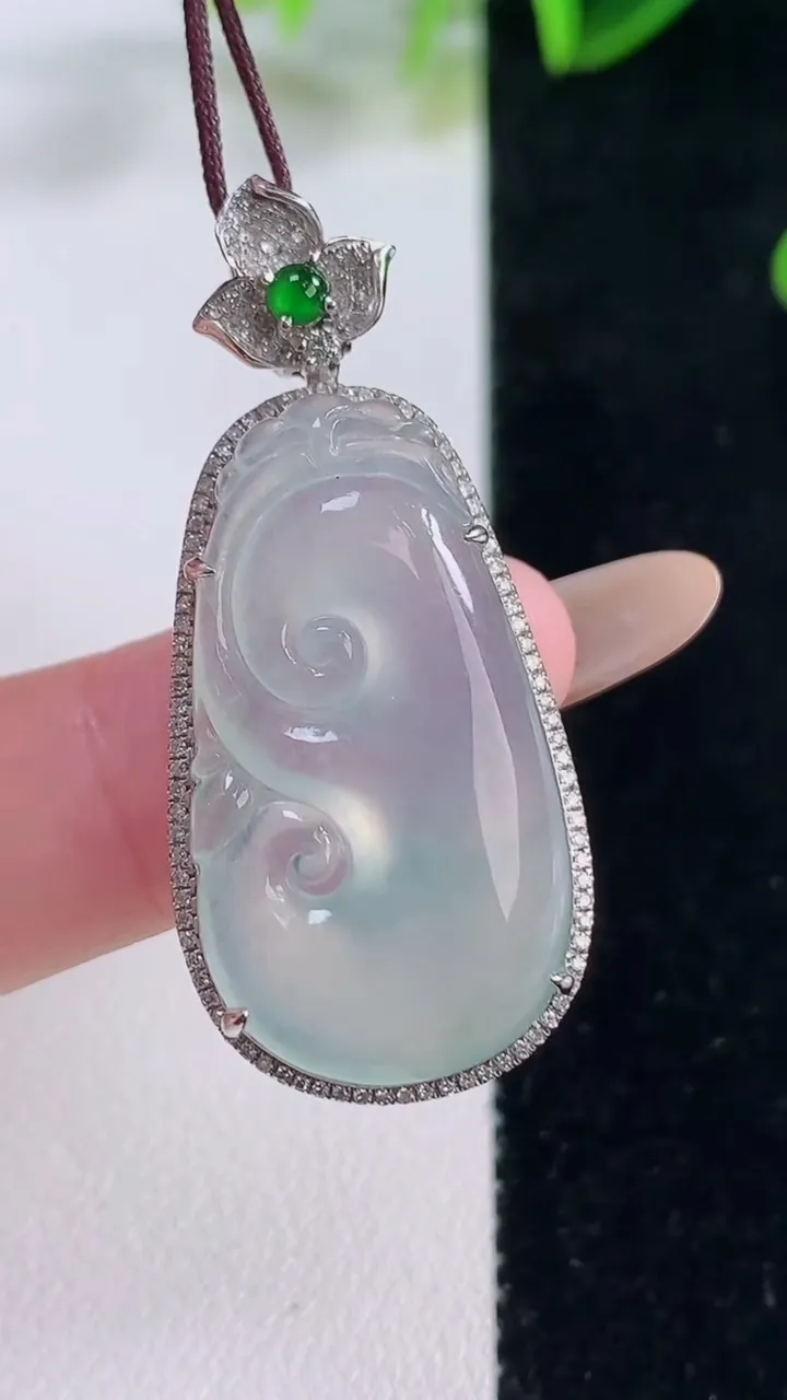 天然A货翡翠如意吊坠，尺寸40.6-18-8.2，裸石29-15.8重量:6.76g
11月20日