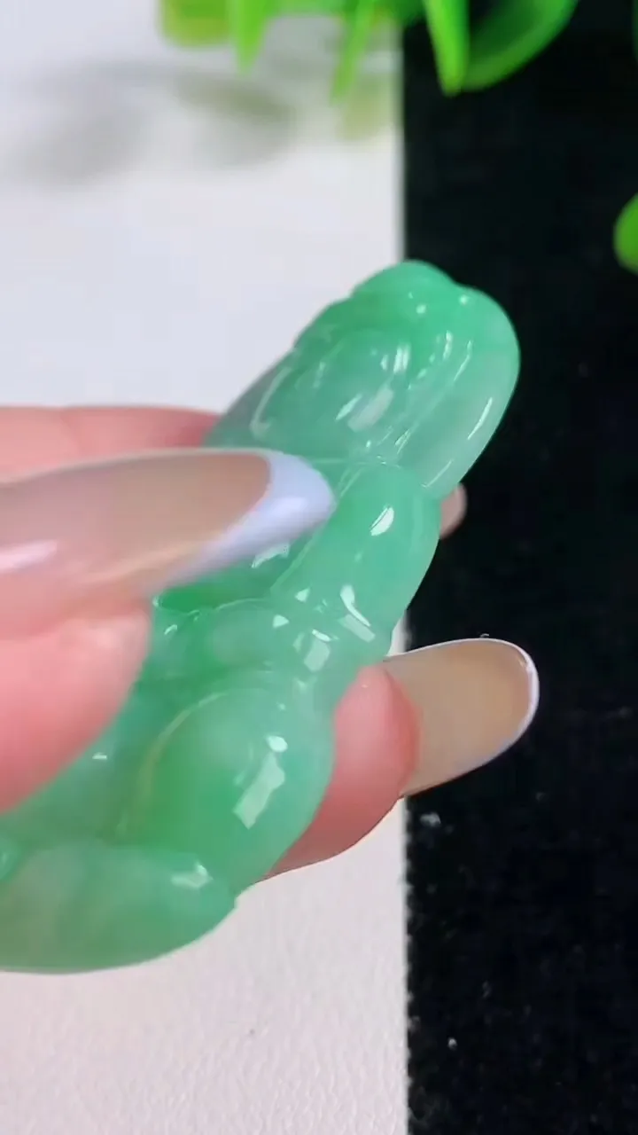 天然A货翡翠观音菩萨吊坠，尺寸53.6-34.4-5.8，重量:20.30g
11月20日