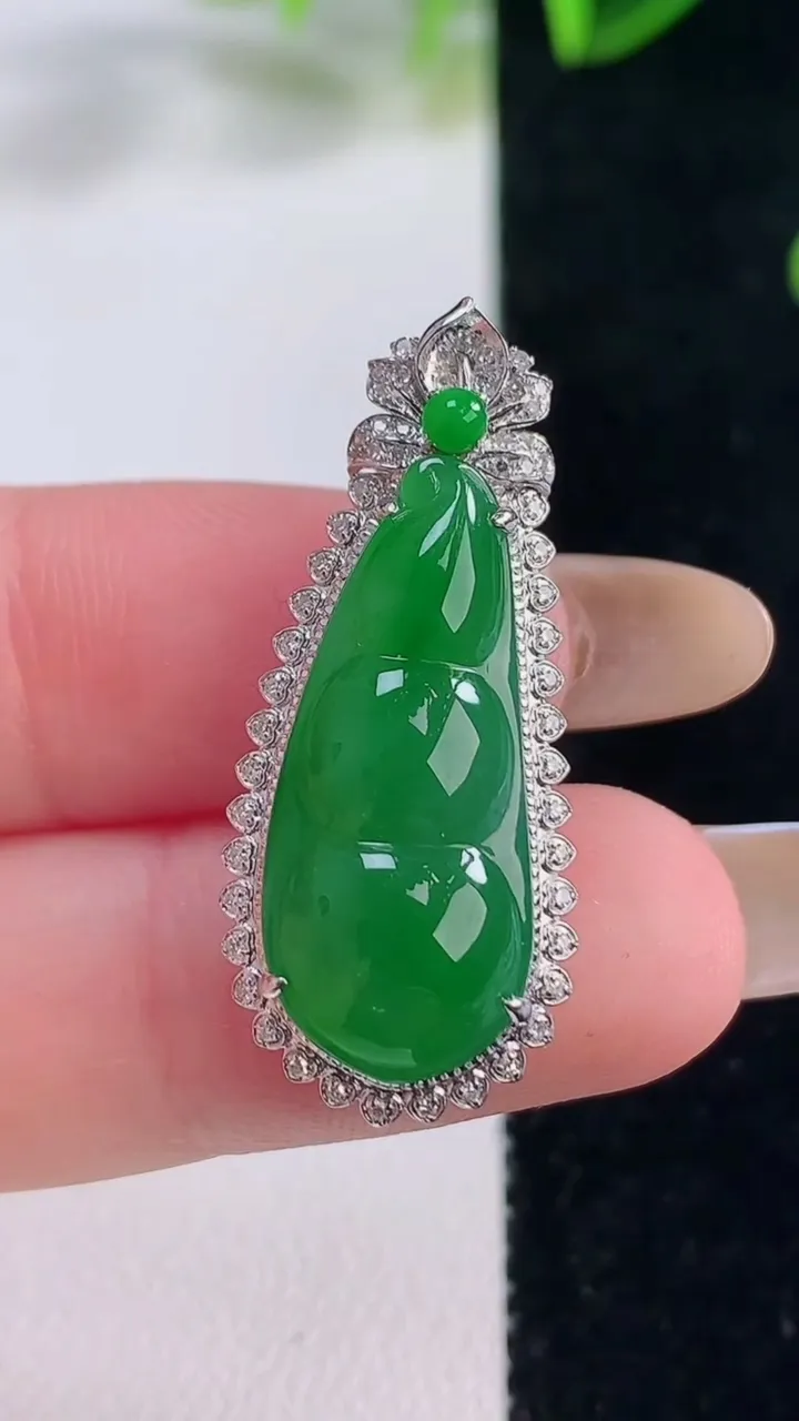 天然A货翡翠福豆吊坠，尺寸32.2-14-7.8，裸石24.7-10.4重量:3.59g
11月20日