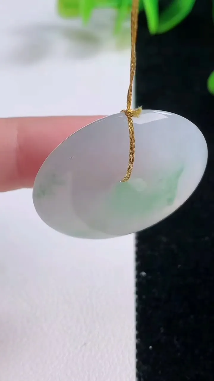 天然A货翡翠平安扣吊坠，尺寸32-6，重量:13.27g
11月20日