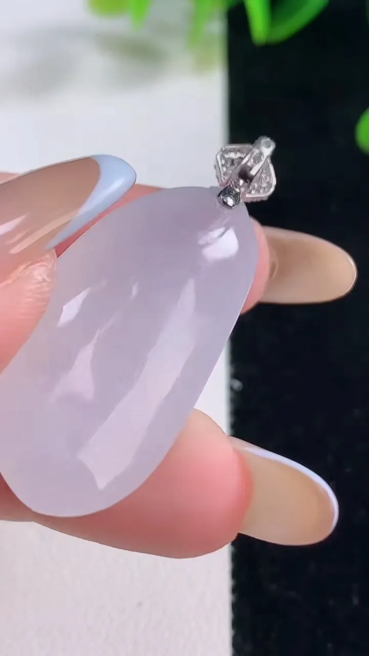 天然A货翡翠种白冰福瓜吊坠，尺寸35-17.5-9，重量:10.42g
11月20日