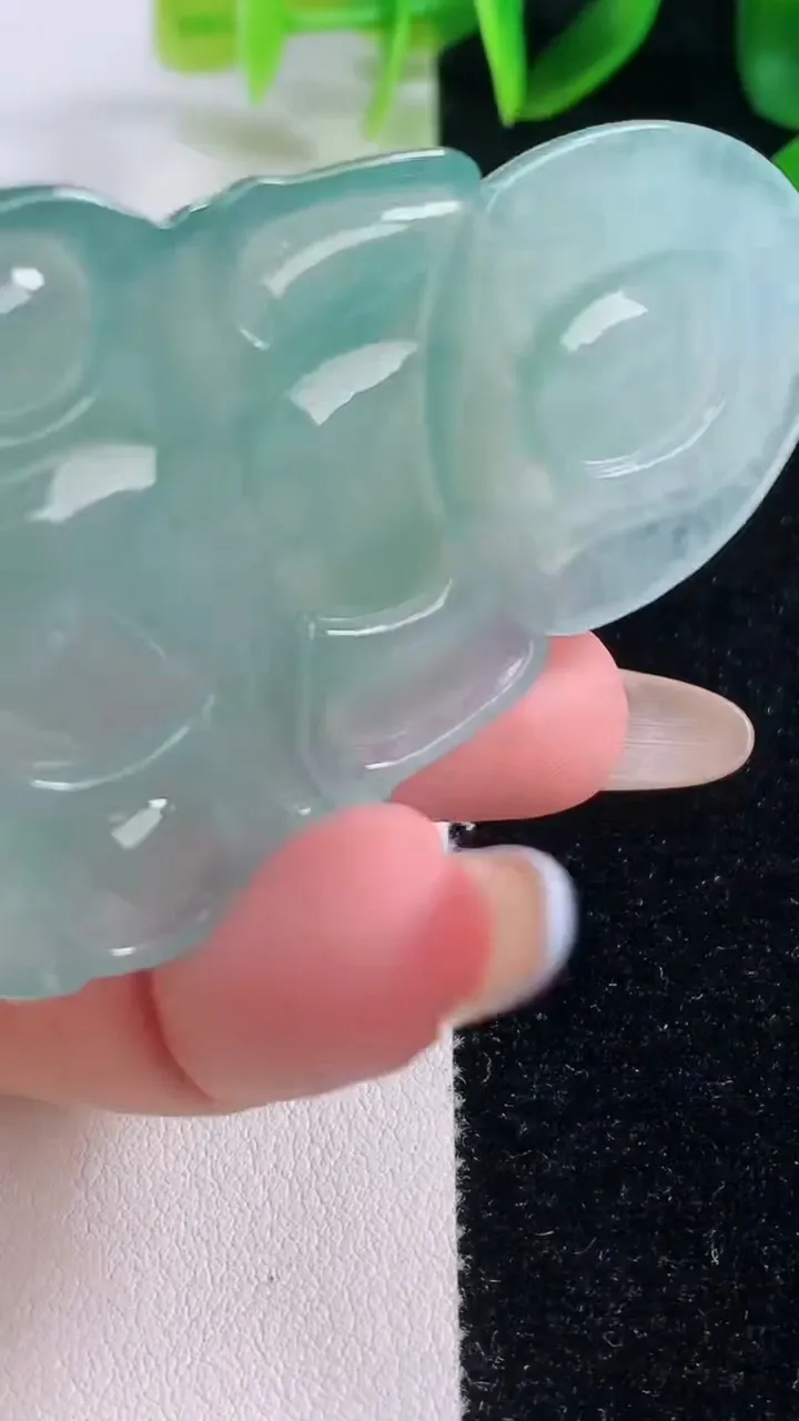 天然A货翡翠观音菩萨吊坠，尺寸62-39.3-5.6，重量:24.13g
11月20日