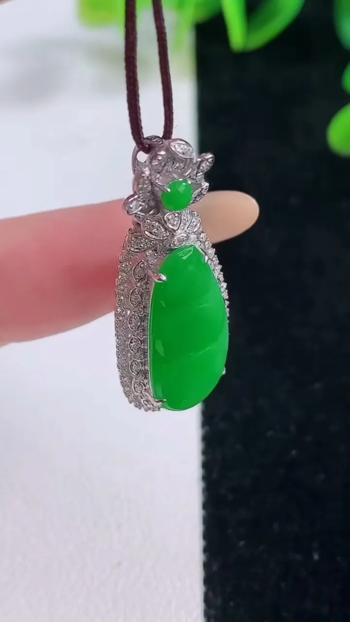 天然A货翡翠福豆吊坠，尺寸32.8-13-7.3，裸石20.2-8.6重量:3.50g
11月20日