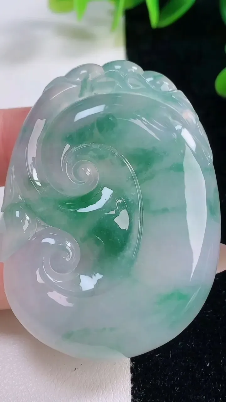 天然A货翡翠种飘花如意吊坠，尺寸56.5-41.4-8，重量:39.66g
11月20日