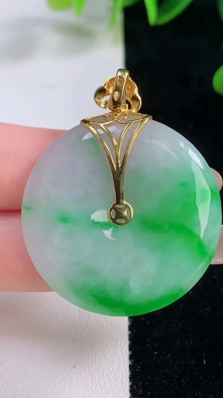 天然A货翡翠平安扣吊坠，尺寸34.8-5.5，重量:15.28g
11月20日