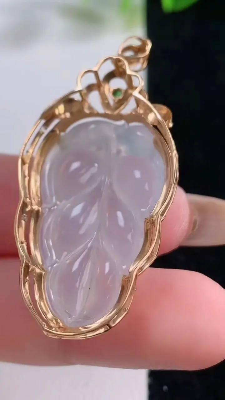 天然A货翡翠种白冰金枝玉叶 叶子吊坠，尺寸44.2-21-9.6，裸石31-17.7重量:6.20g
11月20日