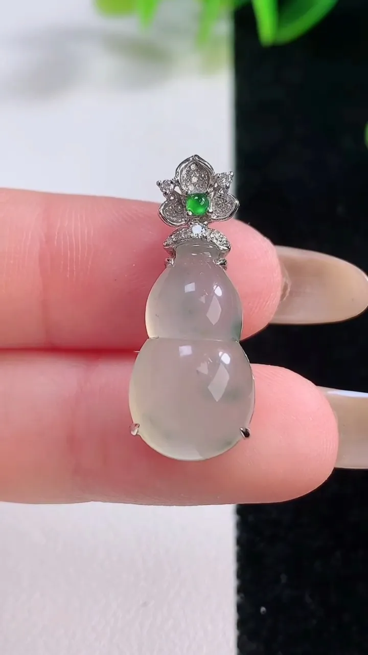 天然A货翡翠种飘花葫芦吊坠，尺寸27-19.7-10.7-8.6，重量:3.30g
11月20日