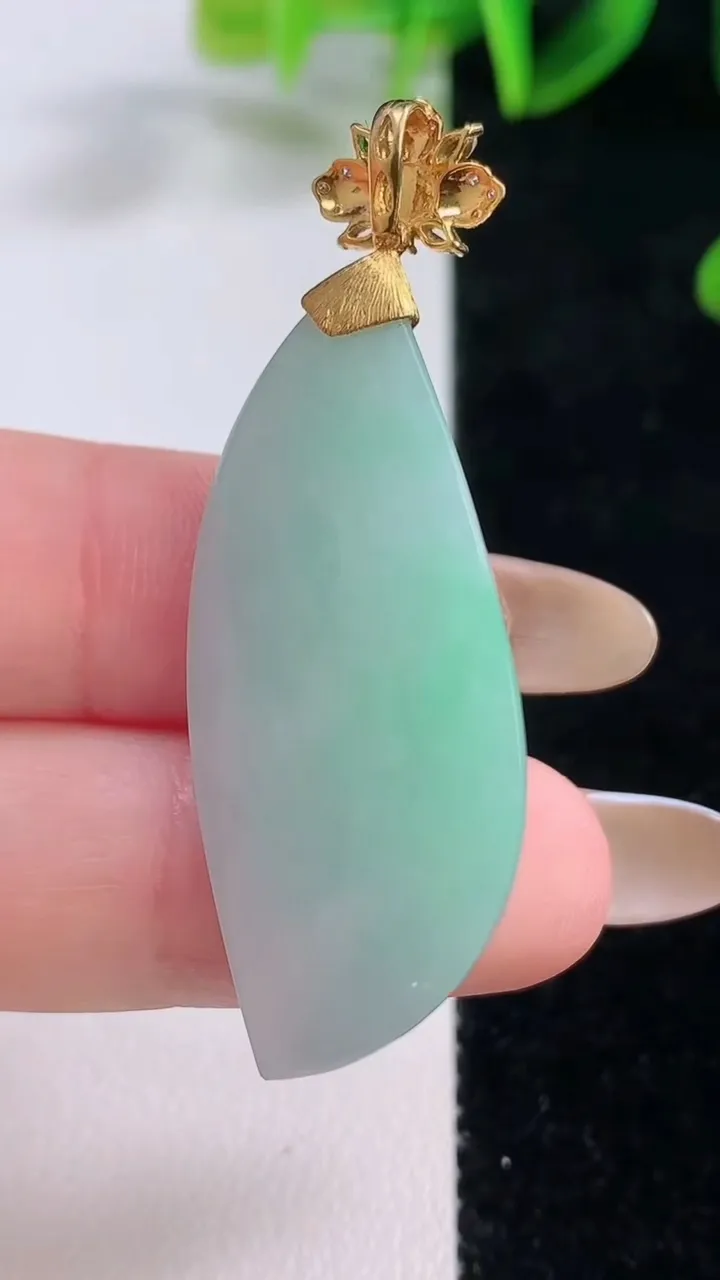 天然A货翡翠随形吊坠，尺寸40.5-17.8-11.7，重量:11.98g
11月20日