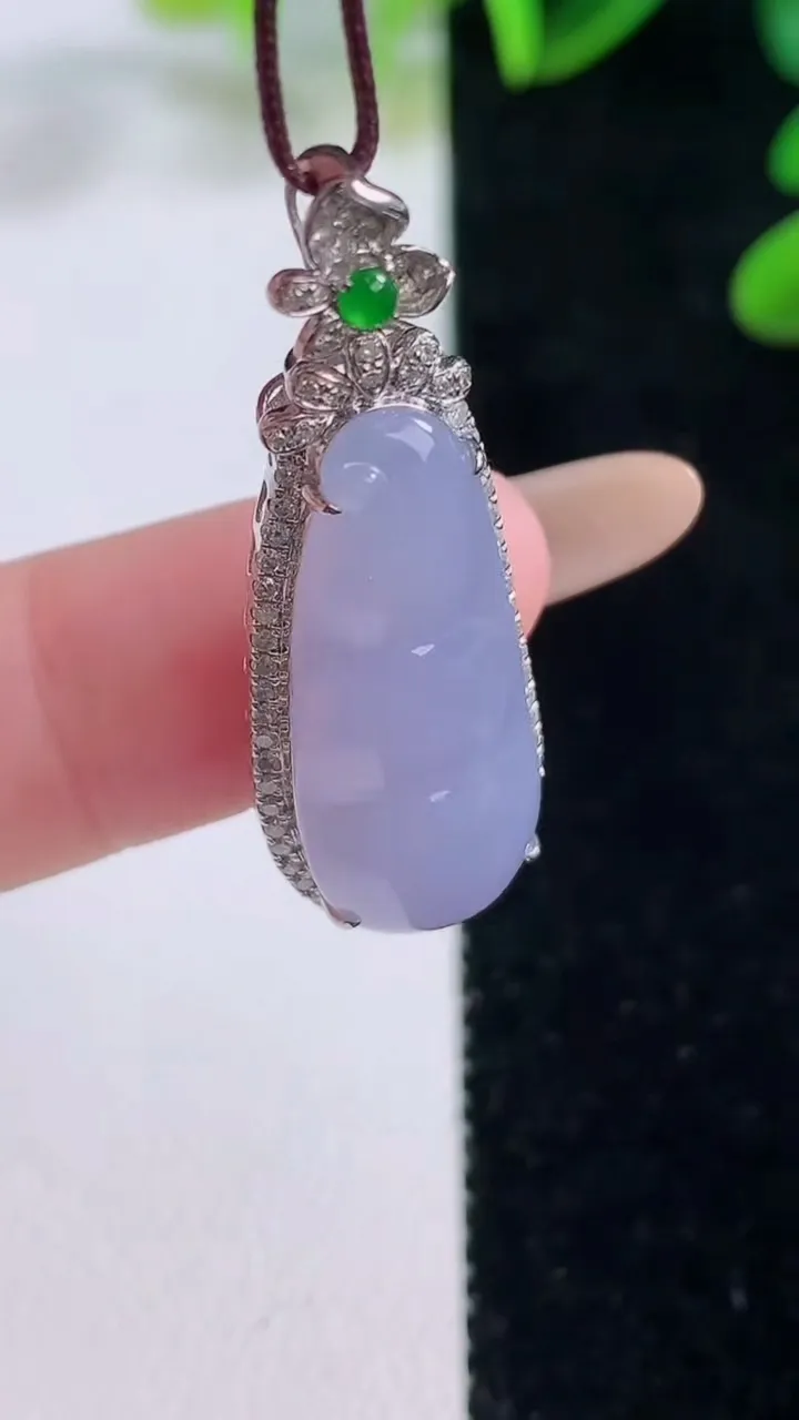 天然A货翡翠18K金紫罗兰福豆吊坠，尺寸35.4-12.5-7.3裸石25.2-10.2重量:4.85g
11月20日