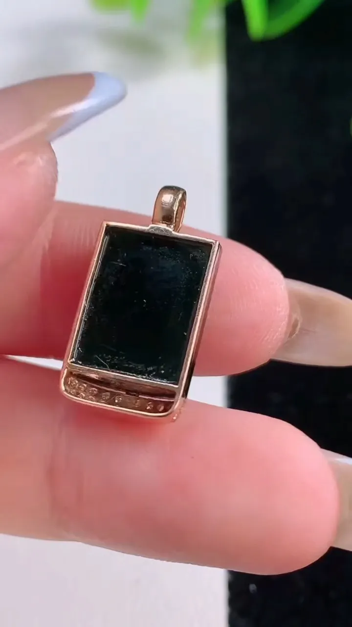 天然A货翡翠18K金墨翠无事牌吊坠，尺寸16.6-10.5-4.4，重量:2.48g
11月20日