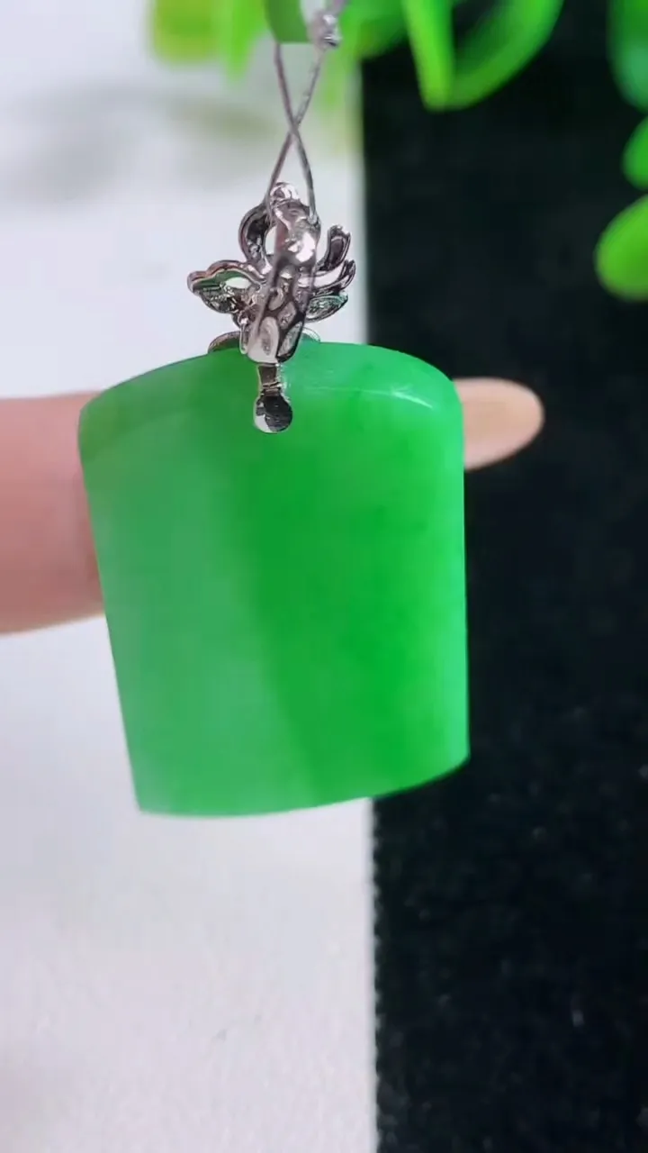 天然A货翡翠无事牌吊坠，尺寸36.6-21-3.3，重量:8.96g
11月20日