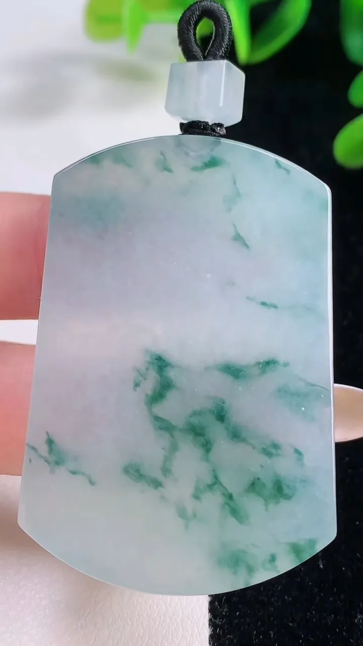 天然A货翡翠种飘花无事牌吊坠，尺寸51.7-35.5-5.9，重量:33.56g
11月20日