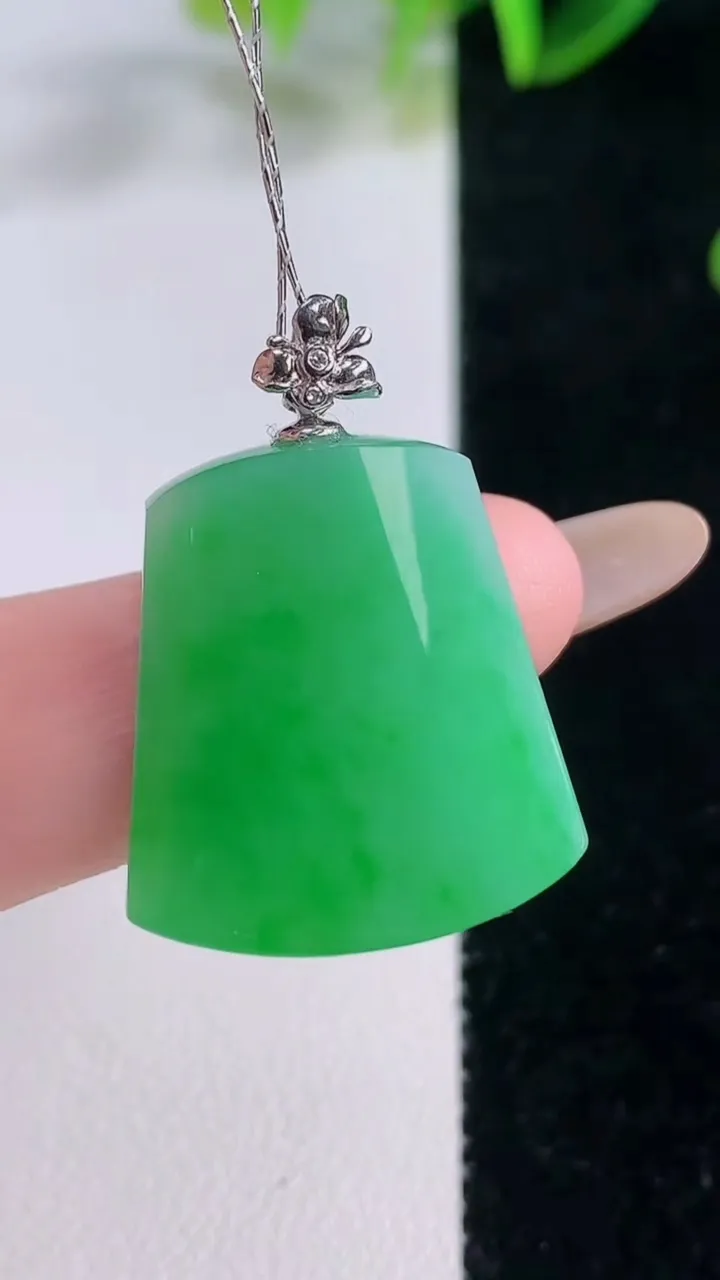 天然A货翡翠无事牌吊坠，尺寸23.2-21.5-5.5，重量:6.55g
11月20日