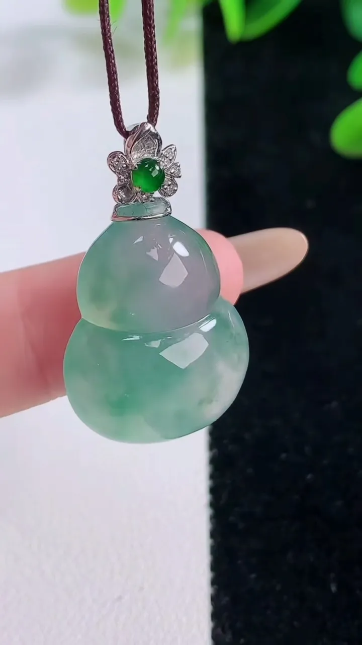 天然A货翡翠种飘花葫芦吊坠，尺寸23-18-7.8，重量:5.68g
11月20日
