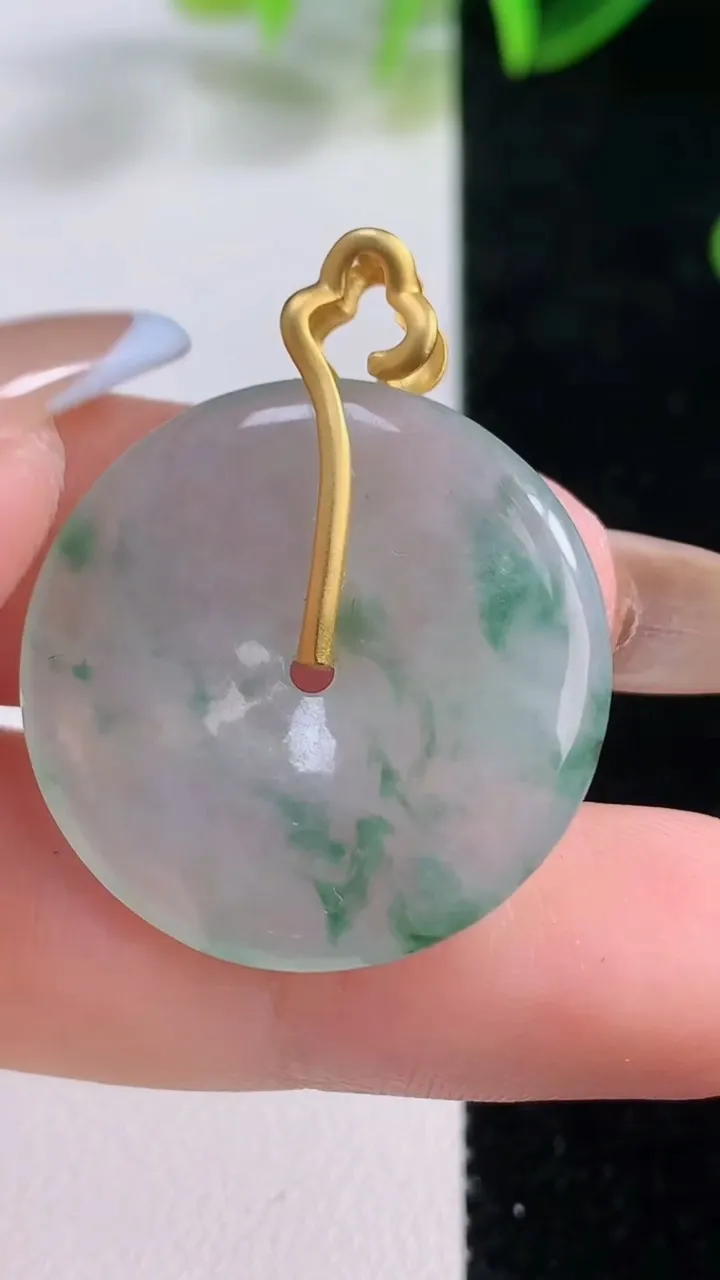 天然A货翡翠种飘花平安扣吊坠，尺寸26.6-4，重量4:6.97g
11月20日