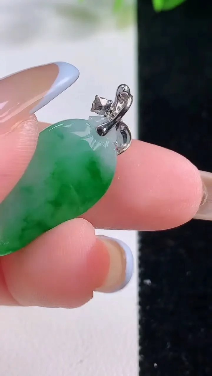 天然A货翡翠福瓜吊坠，尺寸24.3-13.2-5.9，重量:4.00g
11月20日