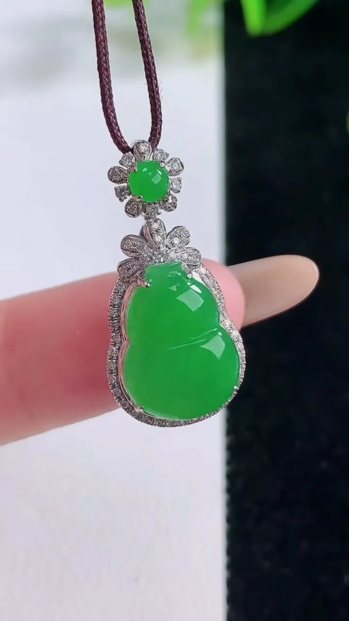 天然A货翡翠葫芦吊坠，尺寸24.8-12-7.4，裸石13.3-9.4重量:2.63g
11月20日