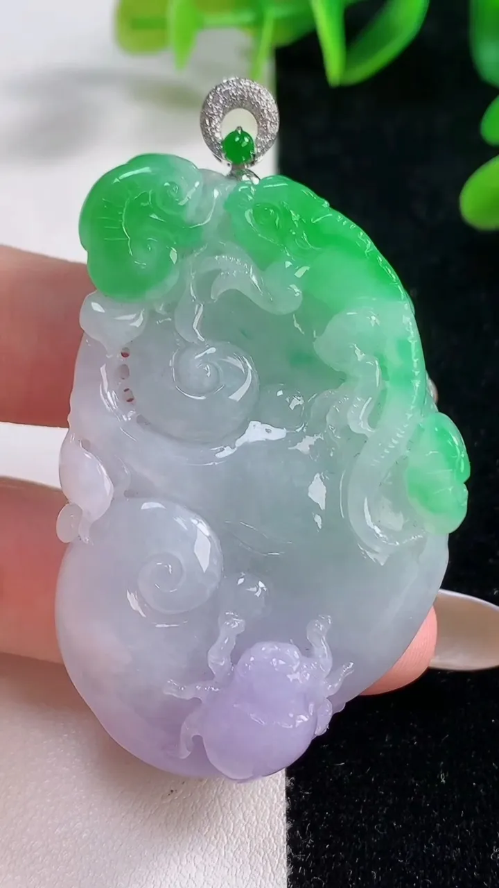 天然A货翡翠18K金春带彩紫罗兰今非昔比 蜥蜴吊坠，尺寸53.4-35-11，重量:42.94g
11月20日