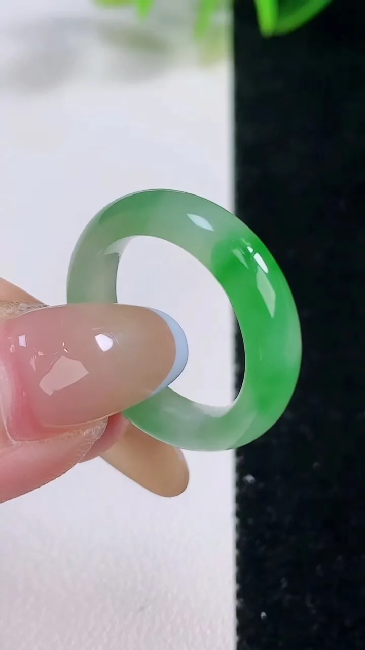 天然A货翡翠指环戒指，尺寸17.5-5-3，重量:3.82g2025年11月20日
工厂直销收藏佳品,种好水足，色泽均匀，有种有色，上手高大气！