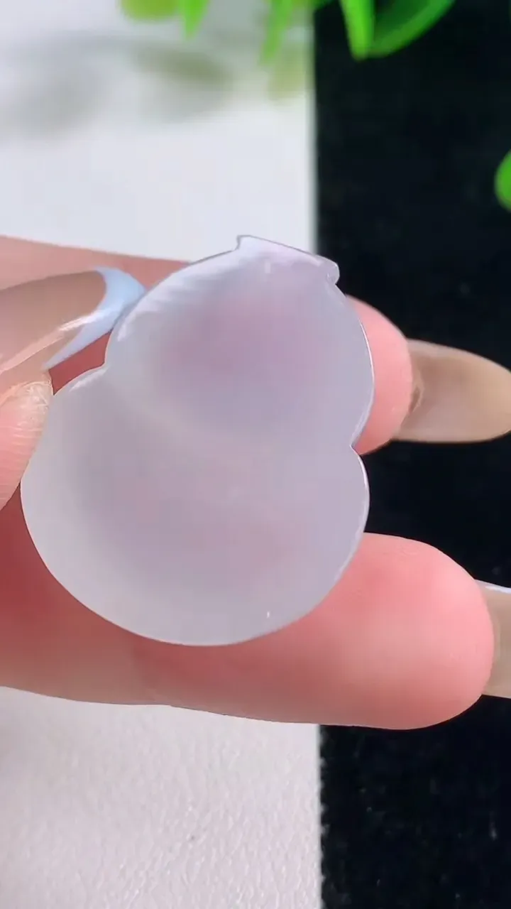 天然A货翡翠种白冰葫芦镶嵌件，尺寸29-23-9，重量:11.15g
11月20日