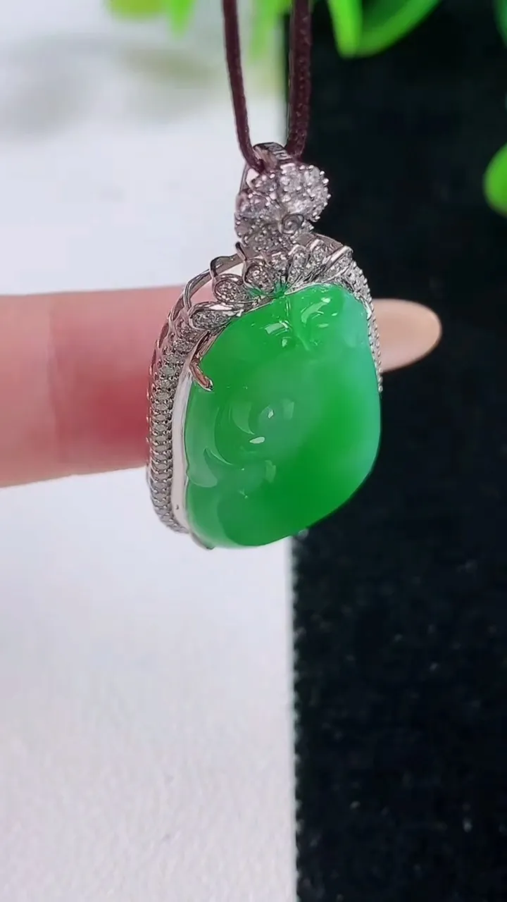 天然A货翡翠如意吊坠，尺寸36.3-18.6-7，裸石25-15重量:6.11g
11月20日