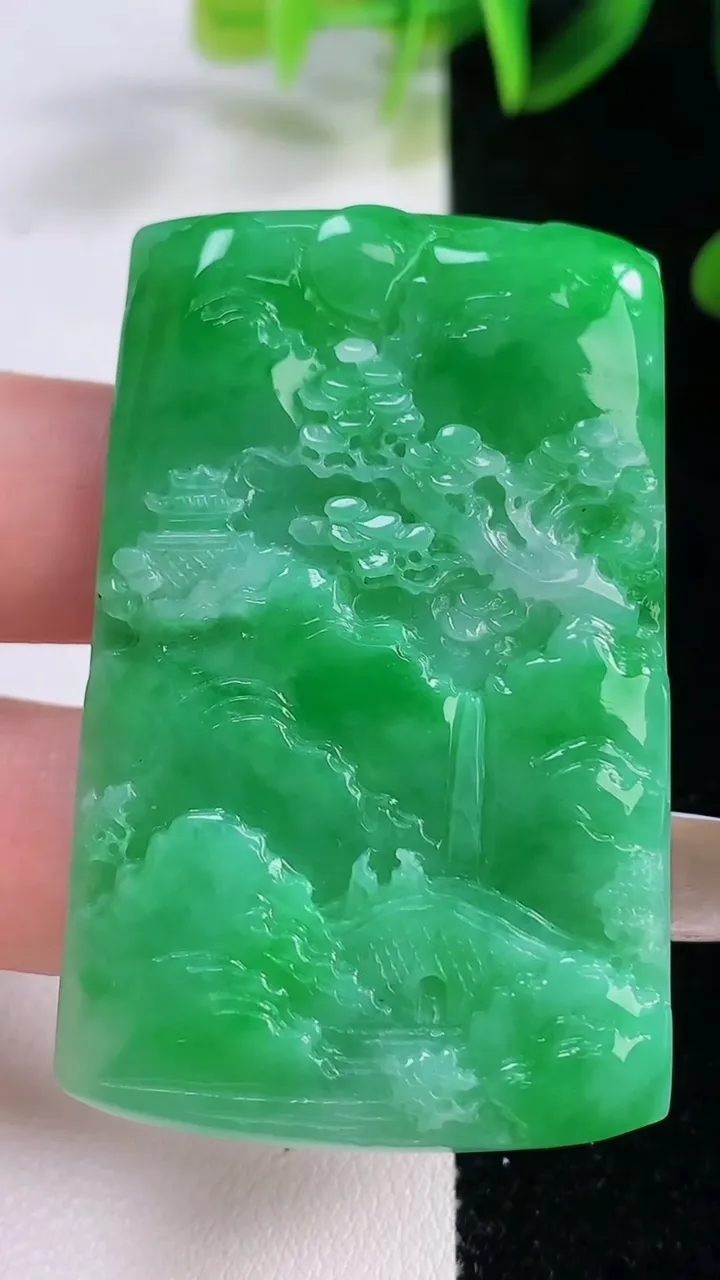 天然A货翡翠山水牌吊坠，尺寸52.4-32.7-5，重量:24.62g
11月20日