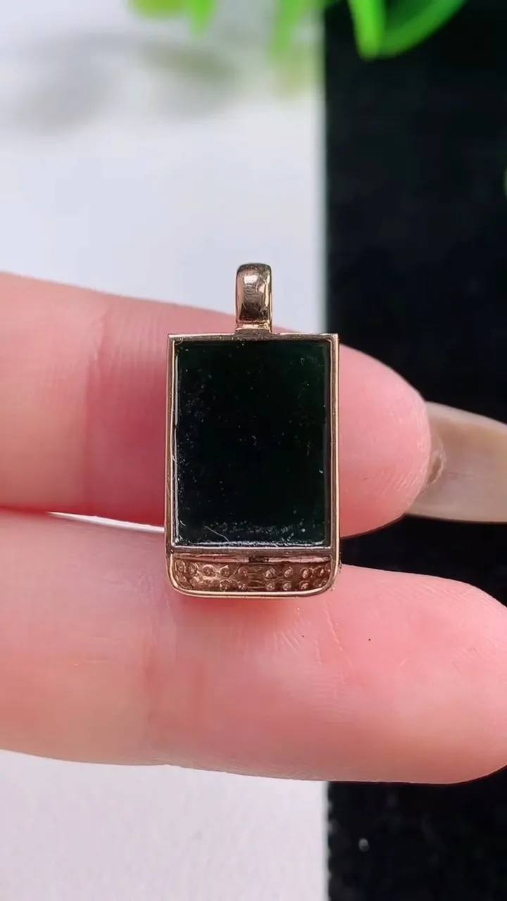 天然A货翡翠18K金墨翠无事牌吊坠，尺寸16.6-10.5-4.4，重量:2.48g
11月20日