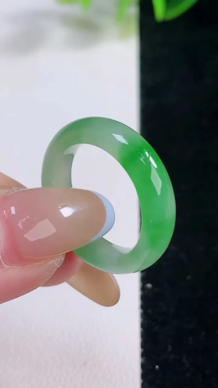 天然A货翡翠指环戒指，尺寸17.5-5-3，重量:3.82g2025年11月20日
工厂直销收藏佳品,种好水足，色泽均匀，有种有色，上手高大气！