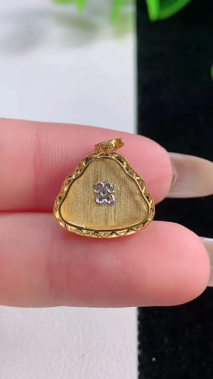 天然A货翡翠佛公吊坠，尺寸19.2-15-4.3，裸石11.6-13.6重量:1.39g
11月20日