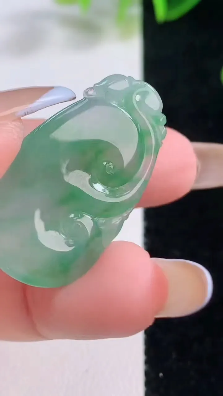 天然A货翡翠如意吊坠，尺寸33.2-19.5-4.4，重量:5.37g
11月20日