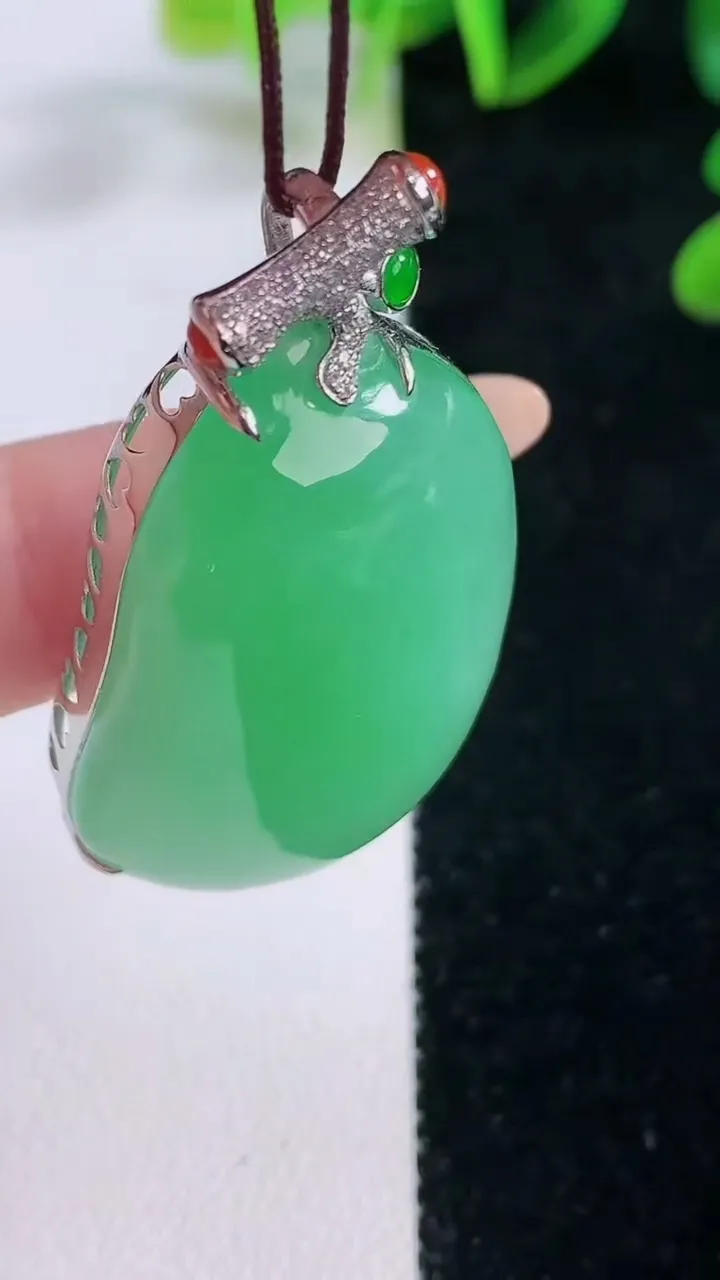 天然A货翡翠福瓜吊坠，尺寸36.3-24-11.5，重量:19.21g
11月20日