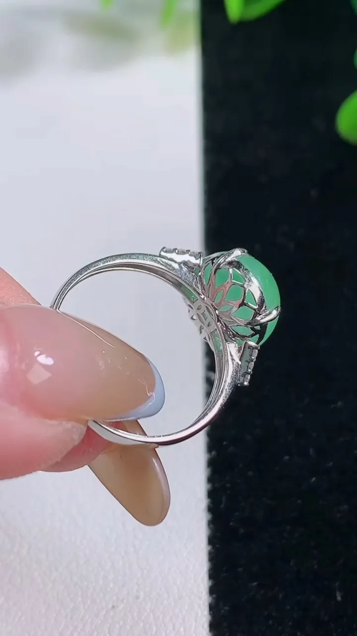 天然A货翡翠蛋面戒指，尺寸17.8-11.2-10-8.2，重量:2.64g2025年11月20日
工厂直销收藏佳品,种好水足，色泽均匀，有种有色，上手高大气！