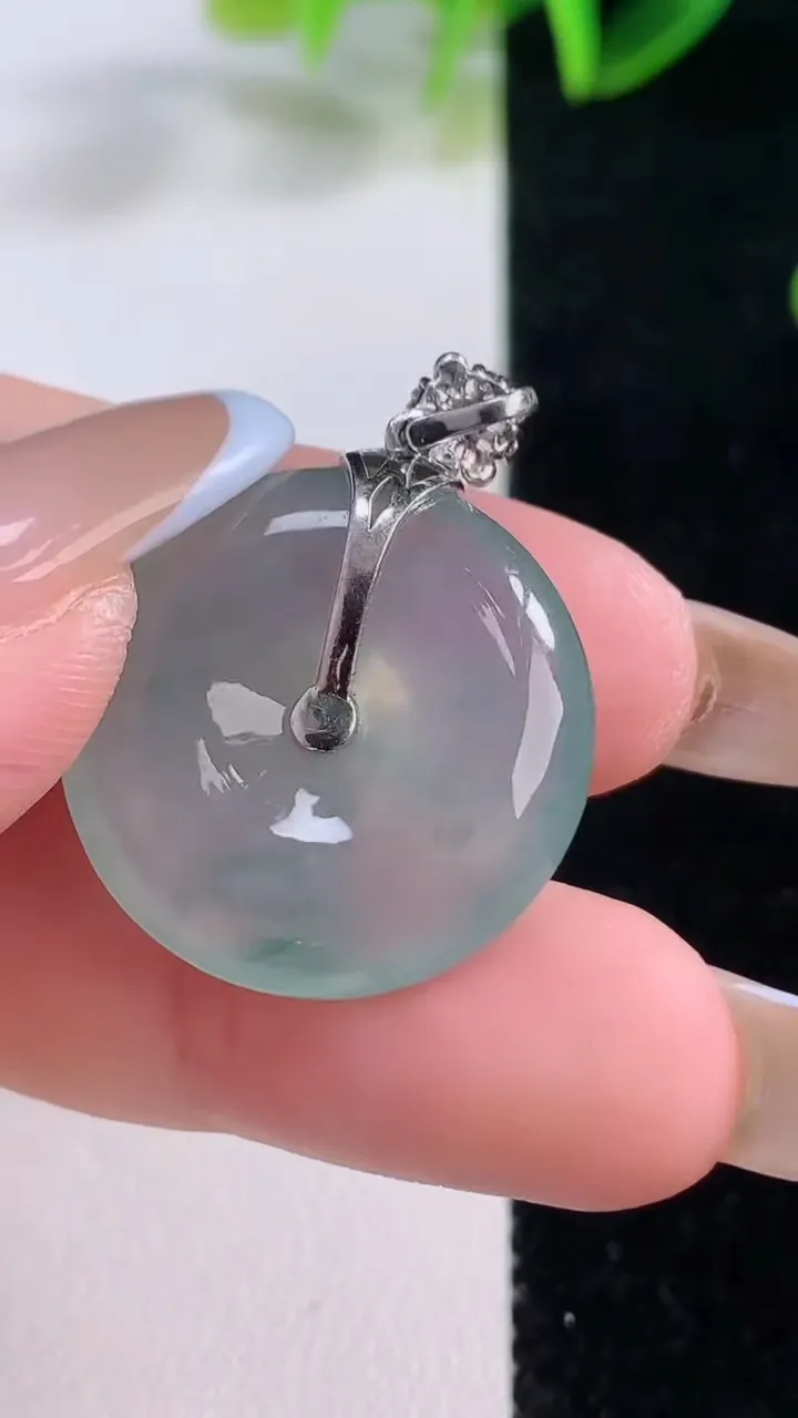 天然A货翡翠种飘花平安扣吊坠，尺寸22.8-5.8，重量:6.76g
11月20日