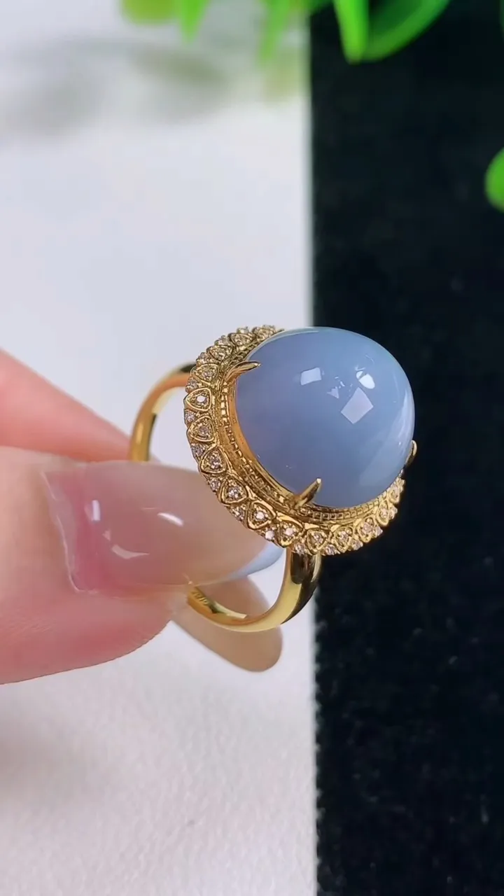 天然A货翡翠18K金紫罗兰蛋面戒指，尺寸18.6-14-12.7-12，重量:5.36g2025年11月20日
工厂直销收藏佳品,种好水足，色泽均匀，有种有色，上手高大气！