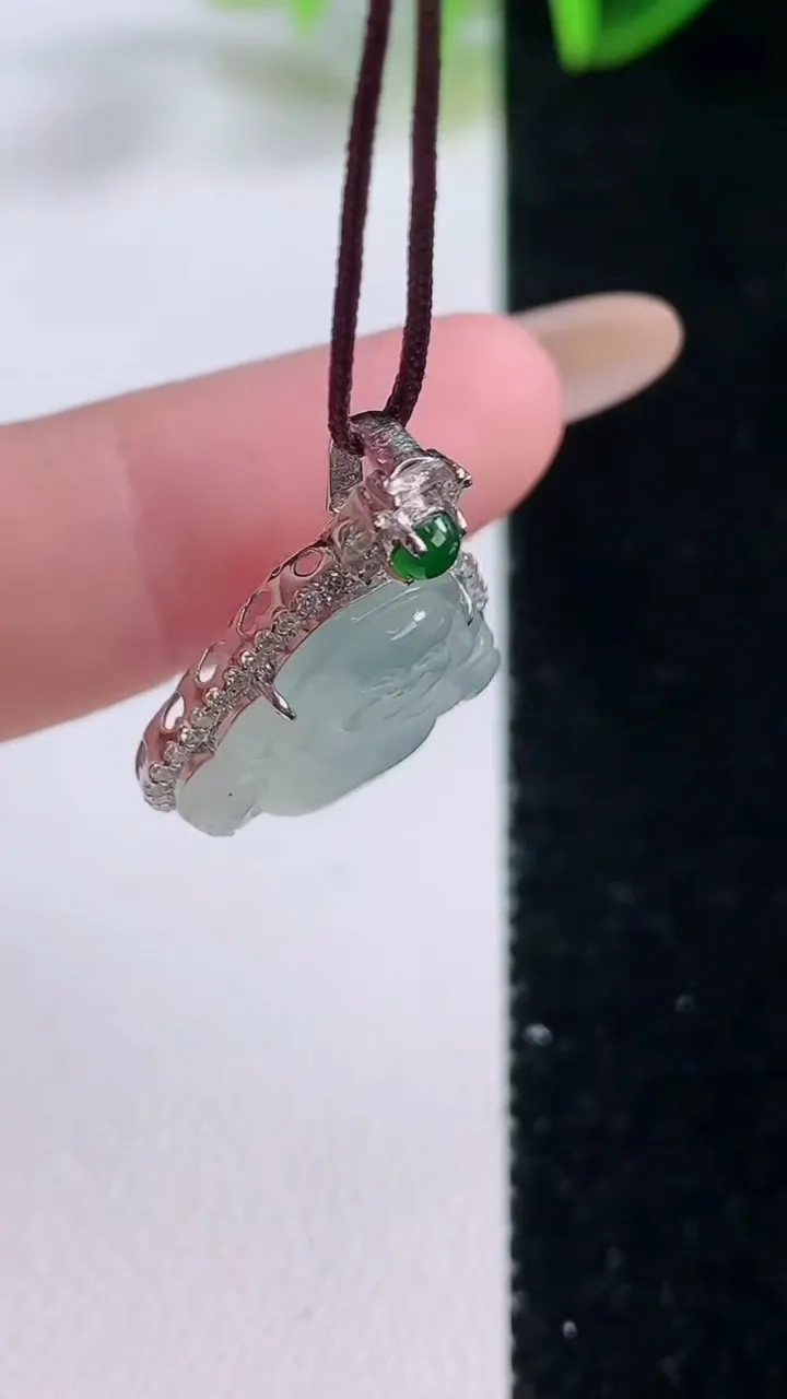 天然A货翡翠种白冰佛公吊坠，尺寸21.8-18.3-6.2，裸石13.8-16.2重量:2.90g
11月20日