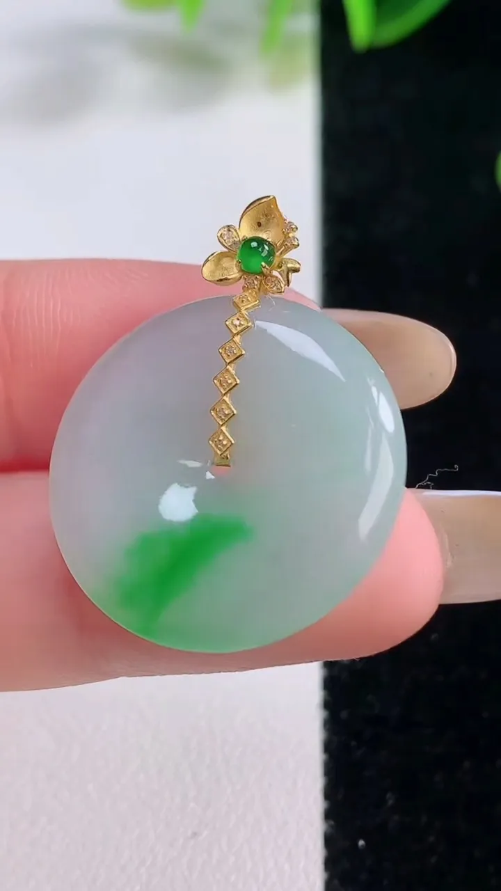 天然A货翡翠平安扣吊坠，尺寸24-4，重量:5.44g
11月20日