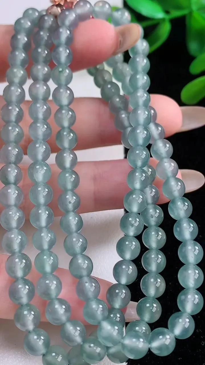 天然A货翡翠圆珠项链，尺寸5.6-108颗，重量:41.78g
11月20日