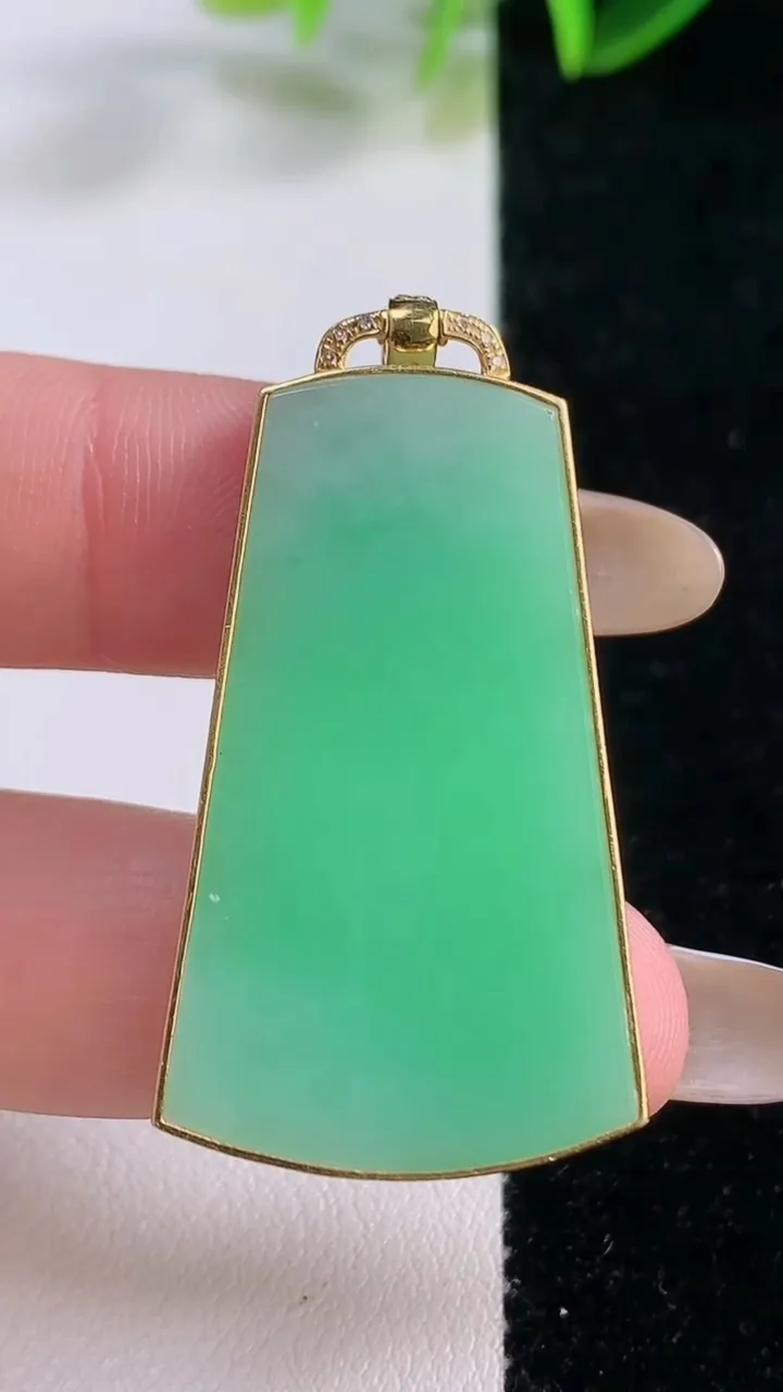 天然A货翡翠无事牌吊坠，尺寸37.8-23-4，重量:9.02g
11月20日